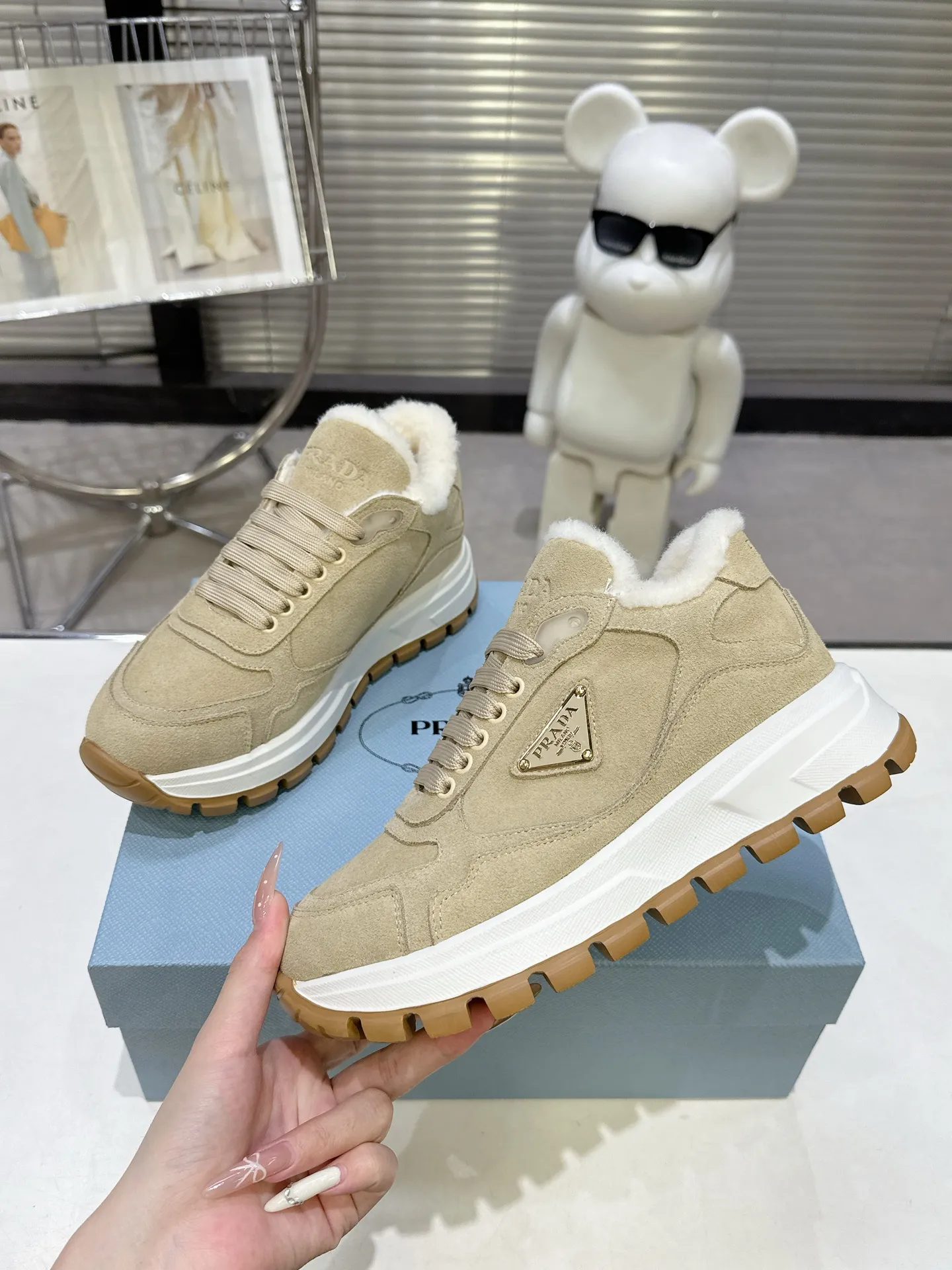 【PRADA】P: 660💰Couple style▪️Size: Women’s 35-40⚛Size: Men’s 39-44(45 customized) 2025 𝐬𝐬Prada’s new product, coming with strength! ❣️Many Internet celebrities have the same style, fashionable and versatile nice items, original shoes are developed and purchased from Italian counters, and are reproduced 1:1 according to the original taste. This year’s theme is not to be defined, embodying texture through simplicity💛From thick-soled sneakers to zigzag short boots to 2025 flat shoes, everything reveals a sure-fire momentum... It combines gentleness and handsomeness, the finishing touch for women❤️ Wear-resistant and ultra-light two-color outsole.